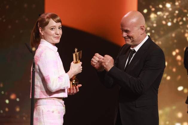 Deutscher Filmpreis 2023 Christian Berkel Laudator BESTE WEIBLICHE HAUPTROLLE Gewinnerin Leonie Benesch bei der Verleihung der Lola - Deutscher Filmpreis 2023 im Theater am Potsdamer Platz in Berlin 12.05.2023 Copyright: xEventpressx