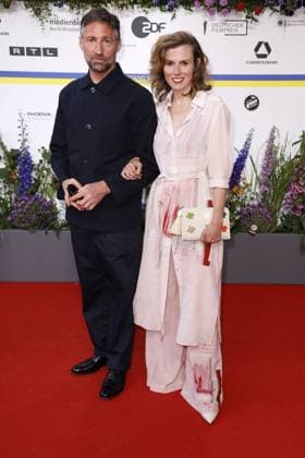 Benjamin Sadler und Karin Hanczewski bei der Ankunft zur Verleihung Deutscher Filmpreis am 12.05.2023 in Berlin Deutscher Filmpreis 2023 in Berlin - Ankunft Roter Teppich