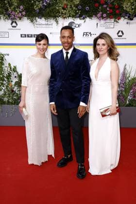 Aylin Tezel, Jerry Hoffmann und Natalia Rudziewic bei der Ankunft zur Verleihung Deutscher Filmpreis am 12.05.2023 in Berlin Deutscher Filmpreis 2023 in Berlin - Ankunft Roter Teppich