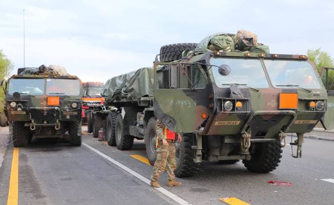 Bilder des Jahres 2023, News 05 Mai News Themen der Woche KW19 News Bilder des Tages US-Munitionstransport verunglückt 12.05.2023, A72,US-Munitionstransport verunglückt Beim Unfall zwischen einem Pkw und zwei Lkw der US-Armee ist am Freitagnachmittag auf der Autobahn 72 bei Chemnitz hoher Schaden entstanden. Außerdem kam es zu einer Sperrung der Richtungsfahrbahn Leipzug mit einem kilometerlangen Stau. Wie die Polizei Chemnitz am Abend auf Anfrage mitteilte, war gegen 16.00 Uhr ein Ford an der Anschlussstelle Chemnitz Süd auf die Autobahn aufgefahren. Der Fahrer des ersten US-Munitionstransporters hatte stark abgebremst. In der Folge war der nachfolgende ebenfalls mit Munition beladene Armeelaster auf den ersten aufgefahren und hatte diesen noch auf den Ford geschoben. Zum Glück wurde niemand verletzt. Die Munition aus