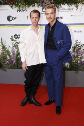 Felix Kammerer und Albrecht Schuch bei der Ankunft zur Verleihung Deutscher Filmpreis am 12.05.2023 in Berlin Deutscher Filmpreis 2023 in Berlin - Ankunft Roter Teppich