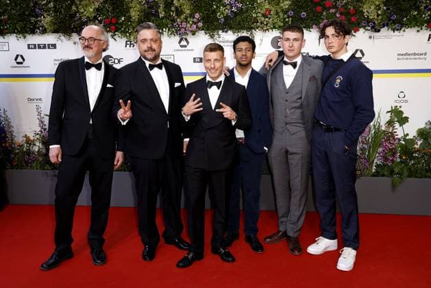 David Wnendt, Felix Lobrecht, Aaron Maldonado Morales, Luvre47 und Levy Rico Arcos bei der Ankunft zur Verleihung Deutscher Filmpreis am 12.05.2023 in Berlin Deutscher Filmpreis 2023 in Berlin - Ankunft Roter Teppich