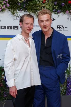 Event - Deutscher Filmpreis 2023 Felix Kammerer und Albrecht Schuch beim 73. Deutschen Filmpreis im Theater am Potsdamerplatz am 12.05.2023 in Berlin. Copyright: xEventpressxKochanx