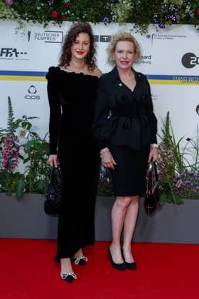 Event - Deutscher Filmpreis 2023 Sunnyi Melles (Judith-Viktoria Prinzessin zu Sayn-Wittgenstein-Sayn) mit Tochter Leonille Elisabeth Judith Maria Anna Prinzessin zu Sayn-Wittgenstein-Sayn beim 73. Deutschen Filmpreis im Theater am Potsdamerplatz am 12.05.2023 in Berlin. Copyright: xEventpressxKochanx