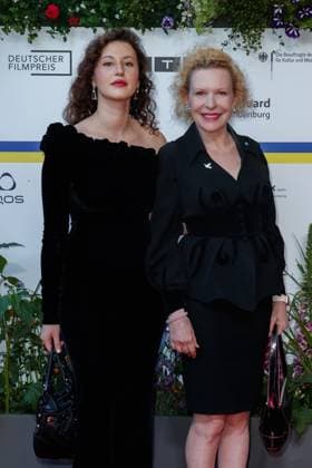 Event - Deutscher Filmpreis 2023 Sunnyi Melles (Judith-Viktoria Prinzessin zu Sayn-Wittgenstein-Sayn) mit Tochter Leonille Elisabeth Judith Maria Anna Prinzessin zu Sayn-Wittgenstein-Sayn beim 73. Deutschen Filmpreis im Theater am Potsdamerplatz am 12.05.2023 in Berlin. Copyright: xEventpressxKochanx