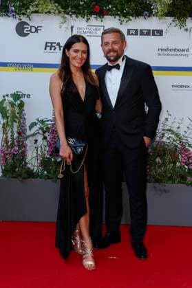 Event - Deutscher Filmpreis 2023 Klaas Heufer-Umlauf mit Ehefrau Doris Golpashin beim 73. Deutschen Filmpreis im Theater am Potsdamerplatz am 12.05.2023 in Berlin. Copyright: xEventpressxKochanx