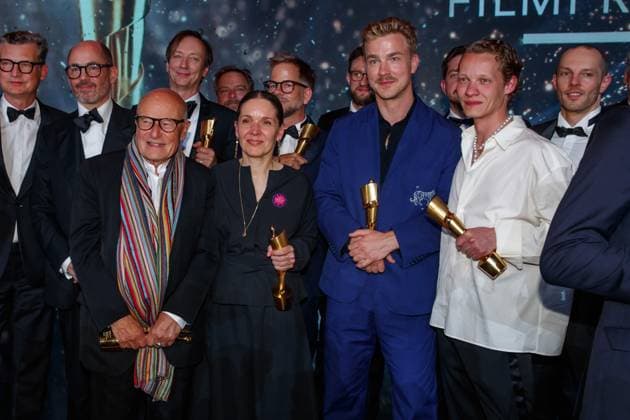 Entertainment Bilder des Tages Event - Deutscher Filmpreis 2023 Malte Grunert, Edward Berger, Volker Schlöndorff, Heike Merker, Albrecht Schuch und Felix Kammerer beim 73. Deutschen Filmpreis im Theater am Potsdamerplatz am 12.05.2023 in Berlin. Copyright: xEventpressxKochanx