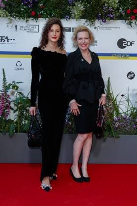 Event - Deutscher Filmpreis 2023 Sunnyi Melles (Judith-Viktoria Prinzessin zu Sayn-Wittgenstein-Sayn) mit Tochter Leonille Elisabeth Judith Maria Anna Prinzessin zu Sayn-Wittgenstein-Sayn beim 73. Deutschen Filmpreis im Theater am Potsdamerplatz am 12.05.2023 in Berlin. Copyright: xEventpressxKochanx