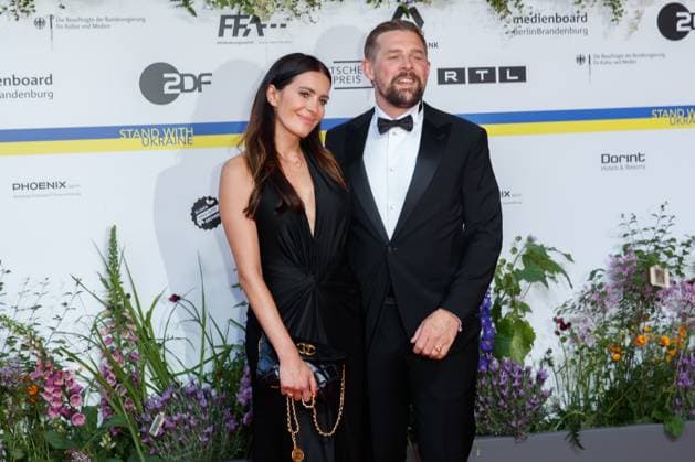 Event - Deutscher Filmpreis 2023 Klaas Heufer-Umlauf mit Ehefrau Doris Golpashin beim 73. Deutschen Filmpreis im Theater am Potsdamerplatz am 12.05.2023 in Berlin. Copyright: xEventpressxKochanx
