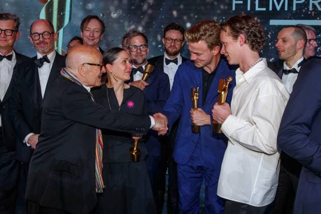 Event - Deutscher Filmpreis 2023 Malte Grunert, Edward Berger, Volker Schlöndorff, Heike Merker, Albrecht Schuch und Felix Kammerer beim 73. Deutschen Filmpreis im Theater am Potsdamerplatz am 12.05.2023 in Berlin. Copyright: xEventpressxKochanx