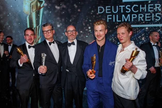 Event - Deutscher Filmpreis 2023 James Friend, Malte Grunert, Edward Berger, Albrecht Schuch und Felix Kammerer beim 73. Deutschen Filmpreis im Theater am Potsdamerplatz am 12.05.2023 in Berlin. Copyright: xEventpressxKochanx