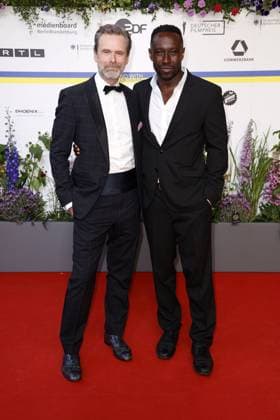 Matthias Matschke und Jerry Kwarteng bei der Ankunft zur Verleihung Deutscher Filmpreis am 12.05.2023 in Berlin Deutscher Filmpreis 2023 in Berlin - Ankunft Roter Teppich