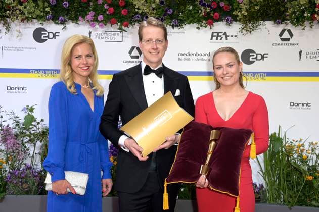 Notar Steffen König mit einer Lola Statuette bei der 73. Verleihung des Deutschen Filmpreises 2023 im Theater am Potsdamer Platz. Berlin, 12.05.2023