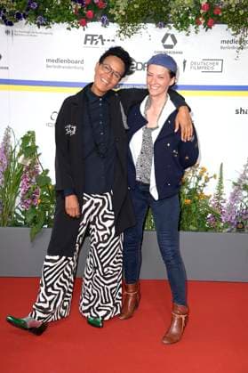 Mo Asumang mit Begleitung bei der 73. Verleihung des Deutschen Filmpreises 2023 im Theater am Potsdamer Platz. Berlin, 12.05.2023