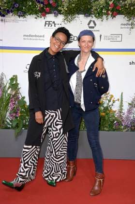 Mo Asumang mit Begleitung bei der 73. Verleihung des Deutschen Filmpreises 2023 im Theater am Potsdamer Platz. Berlin, 12.05.2023