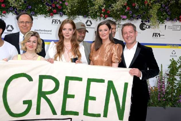Fotoaktion Green Shooting meets Deutscher Filmpreis mit Alexandra Maria Lara, Florian Gallenberger und weiteren Prominenten Filmschaffenden bei der 73. Verleihung des Deutschen Filmpreises 2023 im Theater am Potsdamer Platz. Berlin, 12.05.2023