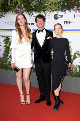 Pheline Roggan, Tim Oliver Schultz und Odine Johne bei der 73. Verleihung des Deutschen Filmpreises 2023 im Theater am Potsdamer Platz. Berlin, 12.05.2023