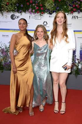 Taneshia Abt, Paula Kalenberg und Pheline Roggan bei der 73. Verleihung des Deutschen Filmpreises 2023 im Theater am Potsdamer Platz. Berlin, 12.05.2023
