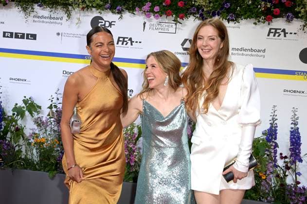 Taneshia Abt, Paula Kalenberg und Pheline Roggan bei der 73. Verleihung des Deutschen Filmpreises 2023 im Theater am Potsdamer Platz. Berlin, 12.05.2023