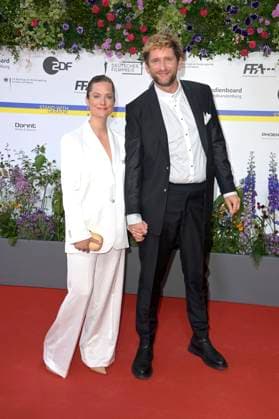 Marie Burchard und Sebastian Schwarz bei der 73. Verleihung des Deutschen Filmpreises 2023 im Theater am Potsdamer Platz. Berlin, 12.05.2023