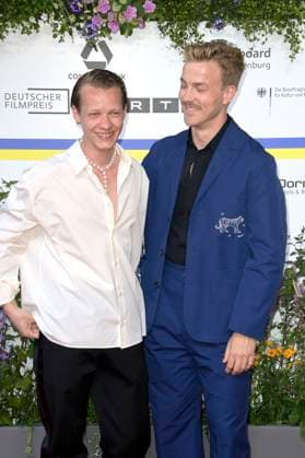 Felix Kammerer und Albrecht Schuch bei der 73. Verleihung des Deutschen Filmpreises 2023 im Theater am Potsdamer Platz. Berlin, 12.05.2023