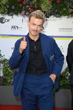 Albrecht Schuch bei der 73. Verleihung des Deutschen Filmpreises 2023 im Theater am Potsdamer Platz. Berlin, 12.05.2023