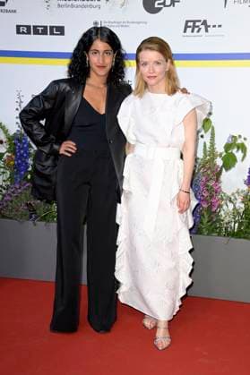 Karoline Schuch mit Gast bei der 73. Verleihung des Deutschen Filmpreises 2023 im Theater am Potsdamer Platz. Berlin, 12.05.2023