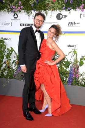 Nadja Frank mit Begleitung bei der 73. Verleihung des Deutschen Filmpreises 2023 im Theater am Potsdamer Platz. Berlin, 12.05.2023