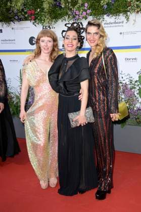 Sarah Bauerett, Carol Schuler und Samia Chancrin bei der 73. Verleihung des Deutschen Filmpreises 2023 im Theater am Potsdamer Platz. Berlin, 12.05.2023