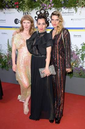Sarah Bauerett, Carol Schuler und Samia Chancrin bei der 73. Verleihung des Deutschen Filmpreises 2023 im Theater am Potsdamer Platz. Berlin, 12.05.2023