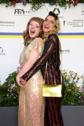 Sarah Bauerett und Samia Chancrin bei der 73. Verleihung des Deutschen Filmpreises 2023 im Theater am Potsdamer Platz. Berlin, 12.05.2023