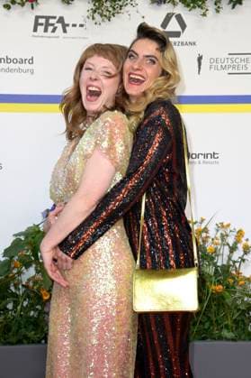 Sarah Bauerett und Samia Chancrin bei der 73. Verleihung des Deutschen Filmpreises 2023 im Theater am Potsdamer Platz. Berlin, 12.05.2023