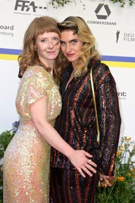 Sarah Bauerett und Samia Chancrin bei der 73. Verleihung des Deutschen Filmpreises 2023 im Theater am Potsdamer Platz. Berlin, 12.05.2023