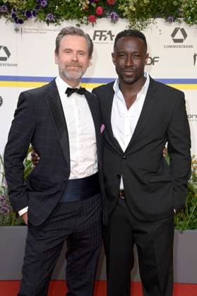 Matthias Matschke und Jerry Kwarteng bei der 73. Verleihung des Deutschen Filmpreises 2023 im Theater am Potsdamer Platz. Berlin, 12.05.2023