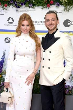 Palina Rojinski und Riccardo Simonetti bei der 73. Verleihung des Deutschen Filmpreises 2023 im Theater am Potsdamer Platz. Berlin, 12.05.2023