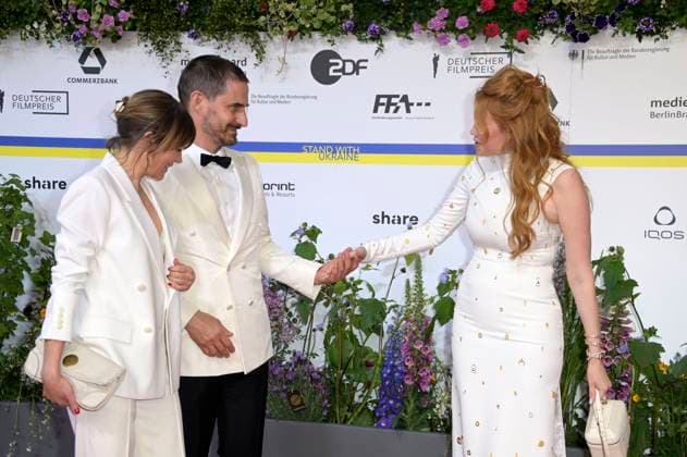 Jeanne Tremsal, Clemens Schick und Palina Rojinski bei der 73. Verleihung des Deutschen Filmpreises 2023 im Theater am Potsdamer Platz. Berlin, 12.05.2023