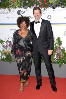 Denise M Baye und Pasquale Aleardi bei der 73. Verleihung des Deutschen Filmpreises 2023 im Theater am Potsdamer Platz. Berlin, 12.05.2023