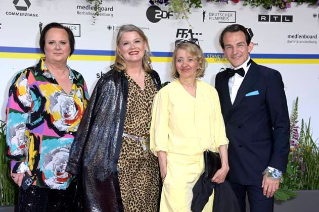 Gast, Birge Schade, Anna Böttcher und Hans-Werner Meyer bei der 73. Verleihung des Deutschen Filmpreises 2023 im Theater am Potsdamer Platz. Berlin, 12.05.2023