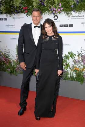 Iris Berben mit Partner Heiko Kiesow bei der 73. Verleihung des Deutschen Filmpreises 2023 im Theater am Potsdamer Platz. Berlin, 12.05.2023