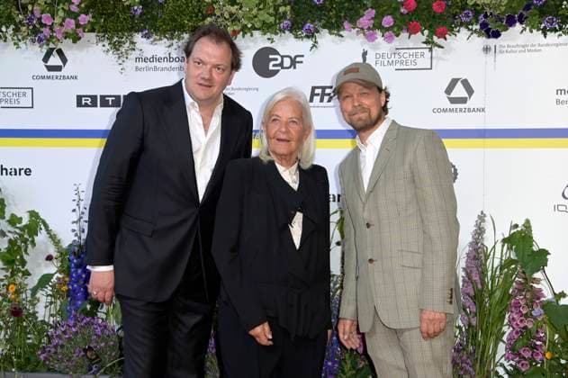 Charly Hübner, Hildegard Schmahl und Lars Jessen bei der 73. Verleihung des Deutschen Filmpreises 2023 im Theater am Potsdamer Platz. Berlin, 12.05.2023