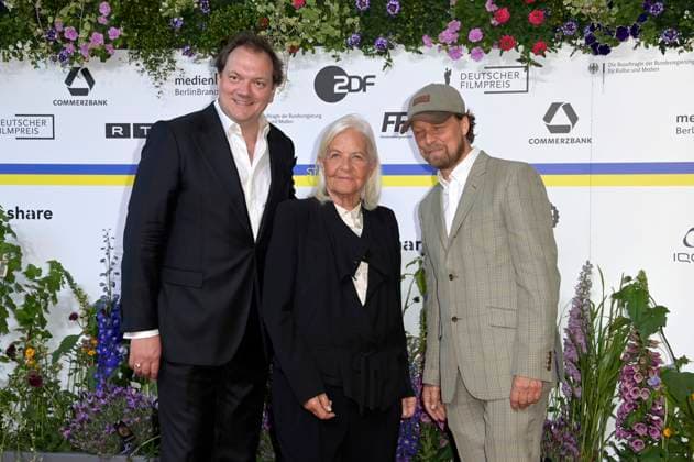 Charly Hübner, Hildegard Schmahl und Lars Jessen bei der 73. Verleihung des Deutschen Filmpreises 2023 im Theater am Potsdamer Platz. Berlin, 12.05.2023