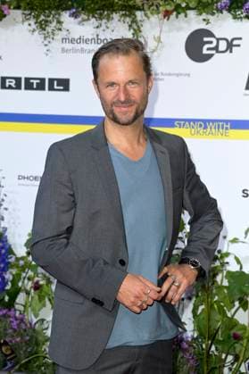 Philipp Hochmair bei der 73. Verleihung des Deutschen Filmpreises 2023 im Theater am Potsdamer Platz. Berlin, 12.05.2023