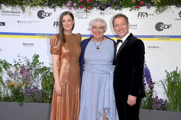 Alexandra Maria Lara, Claudia Roth und Florian Gallenberger bei der 73. Verleihung des Deutschen Filmpreises 2023 im Theater am Potsdamer Platz. Berlin, 12.05.2023