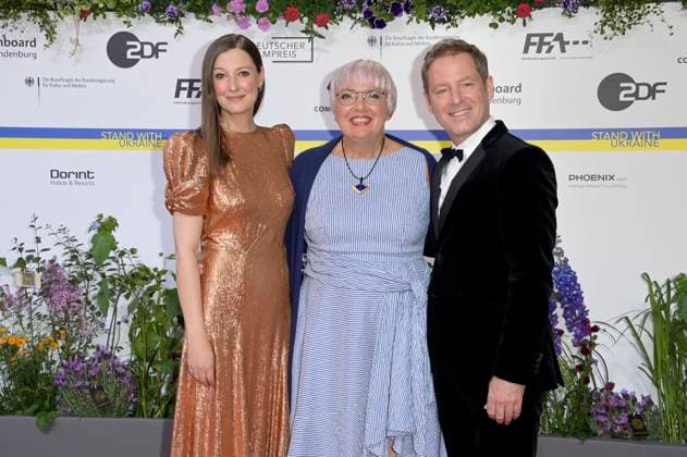 Alexandra Maria Lara, Claudia Roth und Florian Gallenberger bei der 73. Verleihung des Deutschen Filmpreises 2023 im Theater am Potsdamer Platz. Berlin, 12.05.2023