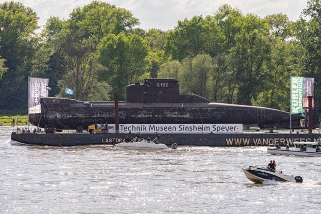 Bilder des Jahres 2023, News 05 Mai News Themen der Woche KW19 Das U-Boot U17 auf dem Rhein Höhe Köln Das ausrangiertes Bundeswehr-Unterseeboot U17 auf dem Rhein auf dem Weg ins Technik Museum Speyer, wo es aufbereitet wird, um später ins Technik Museum Sinsheim gebracht und dort ausgestellt zu werden. Köln NRW Deutschland *** The U17 submarine on the Rhine at the height of Cologne The discarded Bundeswehr submarine U17 on the Rhine on its way to the Technik Museum Speyer, where it will be refurbished and later taken to the Technik Museum Sinsheim to be exhibited Cologne NRW Germany Copyright: xBEAUTIFULxSPORTS Derixx