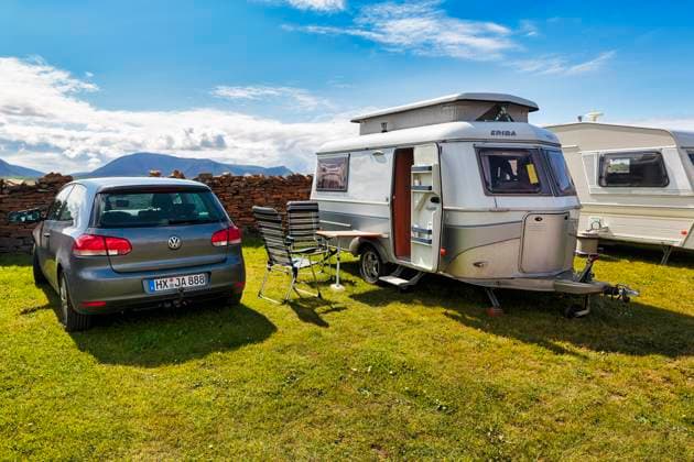  Pkw mit Eriba Touring, Hubdach Wohnwagen, Kult, retro, auf Campingplatz im Sommer, sonniges Wetter, Mainland, Orkney Inseln, Schottland, Großbritannien, Europa *** Car with Eriba Touring, Hubdach Caravan, Cult, retro, at Campsite at Summer, sunny Weather, Mainland, Orkney Islands, Scotland, Great Britain, Europe Copyright: imageBROKER/AngelaxtoxRoxel iblato09273314.jpg ,model released, Symbolfoto ,property released