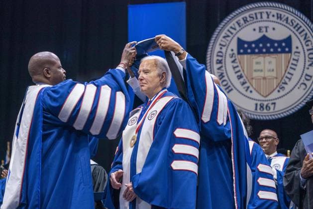 Bilder des Jahres 2023, News 05 Mai News Themen der Woche KW19 News Bilder des Tages May 13, 2023, Washington, District of Columbia, USA: United States President Joe Biden receives an honorary Doctorate of Letters prior to delivering the Howard University Commencement Address at the Capital One Arena in Washington, DC, USA, 13 May 2023 Washington USA - ZUMAs152 20230513_zaa_s152_018 Copyright: xShawnxThewx-xPoolxviaxCNPx