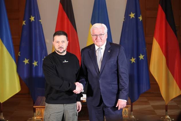 News Themen der Woche KW19 News Bilder des Tages Berlin, Deutschland, 14.05.2023: Der ukrainische Präsident Wolodymyr Selenskyj ( Präsident Ukraine ) ist zu Staatsbesuch und wird im Schloss Bellevue von Bundespräsident Frank-Walter Steinmeier empfangen, wo er sich unter anderem in das Gästebuch einträgt. *** Berlin, Germany, 14 05 2023 The Ukrainian President Volodymyr Selenskyj President Ukraine is on a state visit and is received at Bellevue Palace by Federal President Frank Walter Steinmeier, where he signs, among other things, the guest book Copyright: xdtsxNachrichtenagenturx dts_18849