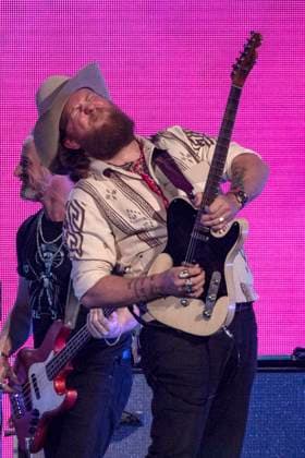 John Osborne von den Brothers Osborne live auf dem iHeartCountry Festival 2023 im Moody Center. Austin, 13.05.2023