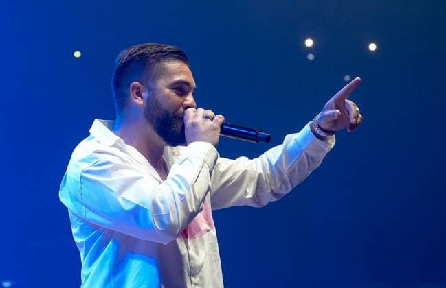 Le chanteur Kendji Girac sur la scene du Rugby Music Live devant 8000 spectateurs qui ont fait un don pour 3 associations : MBM (Manifestation de Bienveillance pour enfants Malade), les Zebres (Moments de rÃ confort pour les enfants hospitalisÃ s) et la fondation OVE ((enfants orphelins et dÃ munis) Ã Lyon, le 13 05 2023. - Kendji Girac on tour, Rugby Music Live and the NRJ concert, a meeting of artists and sportsmen in front of 8000 spectators who made a donation for 3 associations: MBM (Manifestation of Benevolence for Sick Children), the Zebres (Moments of comfort for hospitalized children) and the OVE foundation ((orphaned and destitute children) in Lyon, 05 13 2023. CELEBRITES : Rugby music live NRJ - Lyon - 13 05 2023 SandrineThes 